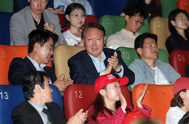 5월21일 윤석열이 영화 <부정선거, 신의 작품인가>를 관람하고 있다. ⓒ공동취재