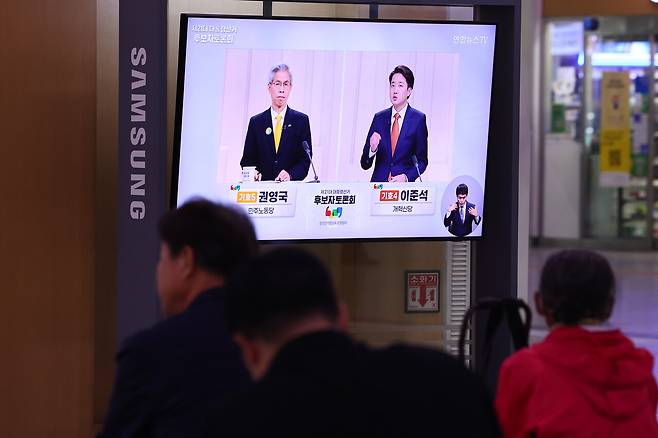 5월27일 시민들이 서울역 대합실에서 대통령선거 TV 토론을 지켜보고 있다. ⓒ연합뉴스