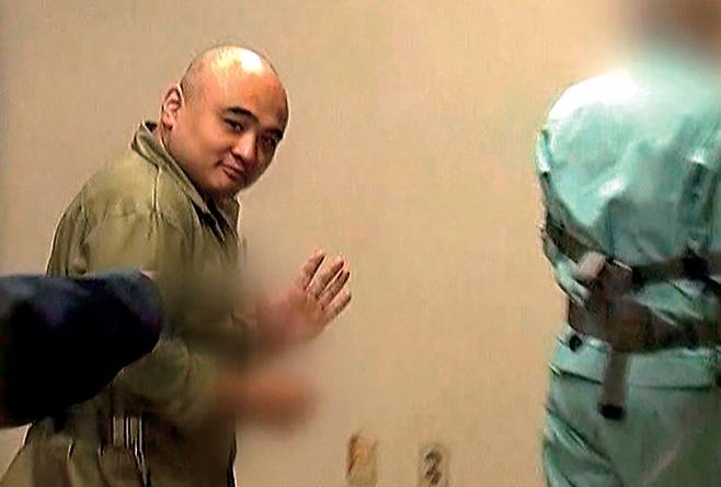 법원에 출석하던 장대호가 취재진에게 미소 지으며 손인사하고 있다. ⓒYTM 방송화면 캡처