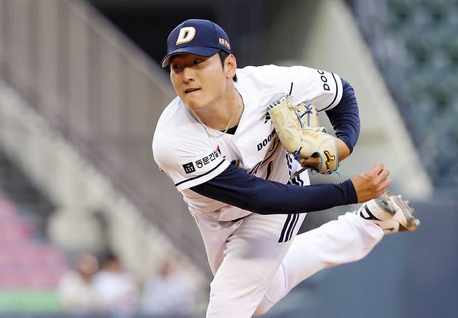 두산 곽빈이 15일 잠실 키움전에서 역투하고 있다. 곽빈은 이날 7.2이닝 2실점의 호투로 3경기만에 첫 승을 거뒀다. 서울｜뉴시스