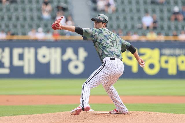 17일 상무에서 제대하는 이정용이 곧바로 잠실구장으로 이동해 NC와 LG 경기의 시구자로 마운드에 오른다. 이정용은 18일 1군 엔트리에 복귀해 팀 불펜에 힘을 보탤 예정이다. 사진제공｜LG 트윈스