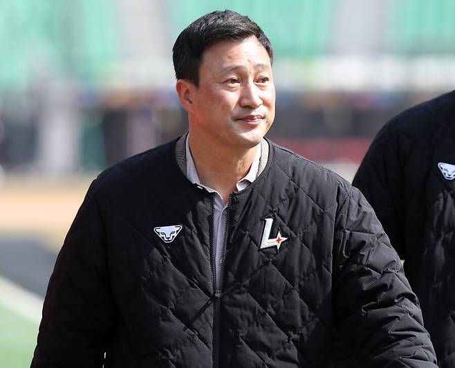 ▲ 전력 보강 방법을 찾기 위해 분주히 계산기를 두드릴 것으로 예상되는 김재현 SSG 단장 ⓒSSG랜더스