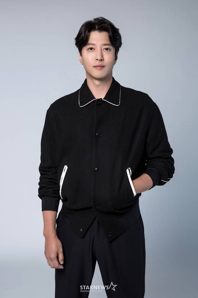 배우 이동건이 12일 오후 서울 강남구 청담동 FNC엔터테인먼트 사옥에서 진행된 넷플릭스 오리지널 '셀러브리티' 관련 인터뷰를 위해 포즈를 취하고 있다.  이동건은 극 중 돈과 권력을 다 가진 법무법인 태강의 오너이자 시현(이청아 분)의 남편인 변호사 태전 역을 열연했다.   '셀러브리티'는 유명해지기만 하면 돈이 되는 세계에 뛰어든 서아리(박규영 분)가 마주한 셀럽들의 화려하고도 치열한 민낯을 그렸다. / 사진제공 = FNC엔터테인먼트