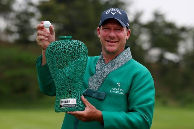남아공의 숀 노리스가 15일 경기 안산 더헤븐CC에서 열린 하나은행 인비테이셔널에서 우승을 차지하고 세리머니를 하고 있다. /사진=KPGA 제공