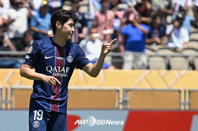 파리 생제르맹(PSG) 이강인이 16일(한국시간) 미국 캘리포니아주 패서디나의 로즈볼 스타디움에서 열린 2025 국제축구연맹(FIFA) 클럽월드컵 조별리그 B조 1차전 아틀레티코 마드리드(스페인)전에서 후반 추가시간 페널티킥을 성공시킨 뒤 페널티킥을 양보해준 비티냐를 가리키며 고마움을 전하고 있다. /AFPBBNews=뉴스1