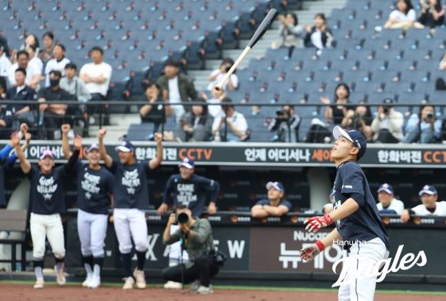 유신고 신재인(가운데)이 지난 2일 대전 한화생명 볼파크에서 열린 2025 제3회 한화 이글스배 고교·대학 올스타전 홈런레이스에 출전했다. /사진=한화 이글스 제공