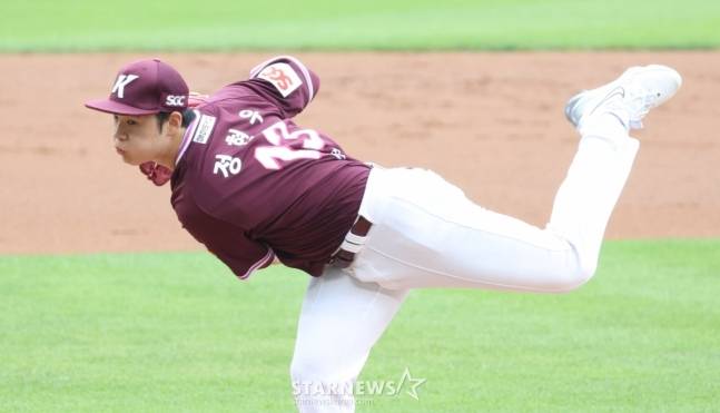 정현우가 두산전 역투하고 있다. /사진=김진경 대기자