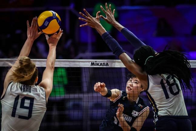 이탈리아전 상대의 더블 블로커 상대로 공격을 성공시키는 정윤주(가운데). /사진=FIVB 제공