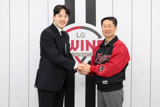 FA 계약 당시 LG 임찬규(왼쪽)와 김인석 LG스포츠 대표이사. /사진=LG 트윈스 제공