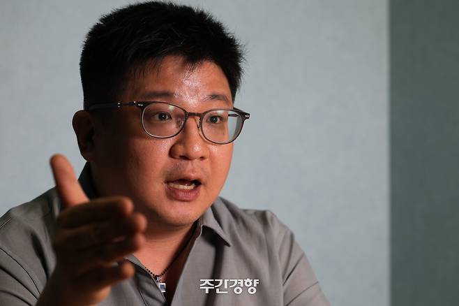 <우리는 미국을 모른다>의 저자 김동현 전 미국의소리(VOA) 기자가 지난 6월 10일 주간경향과 인터뷰를 하고 있다. 이준헌 기자