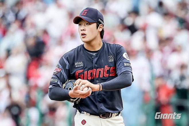 롯데 자이언츠 우완 영건 이민석이 15일 인천 SSG랜더스필드에서 열린 2025 신한 SOL Bank KBO리그 SSG 랜더스와의 팀 간 11차전에 선발등판, 5.1이닝 1실점 호투에도 패전투수가 됐다. 사진 롯데 자이언츠
