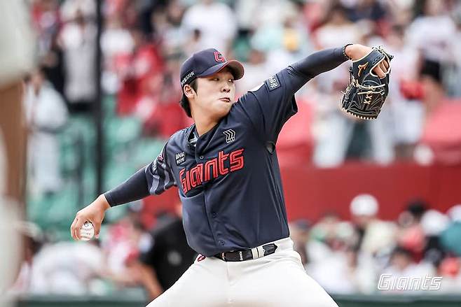 롯데 자이언츠 우완 영건 이민석이 15일 인천 SSG랜더스필드에서 열린 2025 신한 SOL Bank KBO리그 SSG 랜더스와의 팀 간 11차전에 선발등판, 5.1이닝 1실점 호투에도 패전투수가 됐다. 사진 롯데 자이언츠