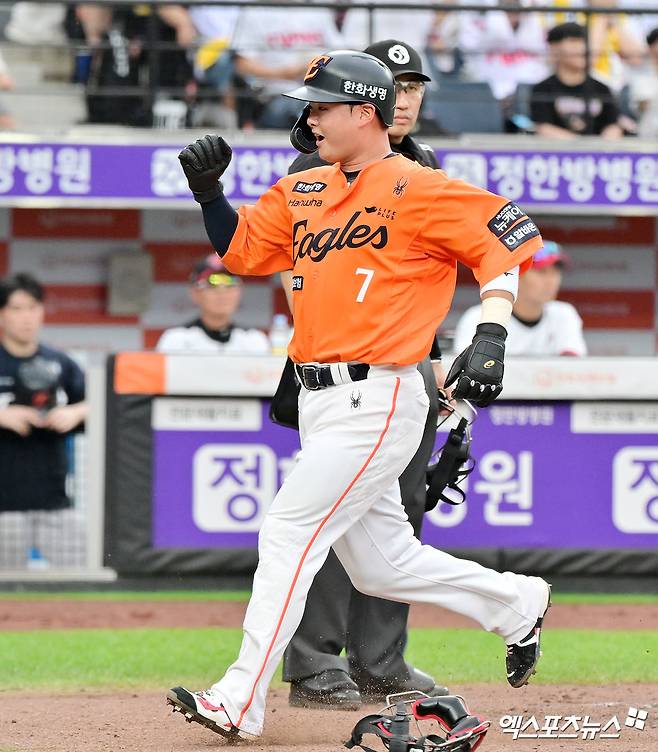 15일 오후 대전 한화생명 볼파크에서 열린 '2025 신한 SOL Bank KBO리그' LG 트윈스와 한화 이글스의 경기, 4회말 2사 2루 한화 이도윤이 최재훈의 내야안타때 상대 실책을 틈타 득점에 성공하고 있다. 대전, 김한준 기자