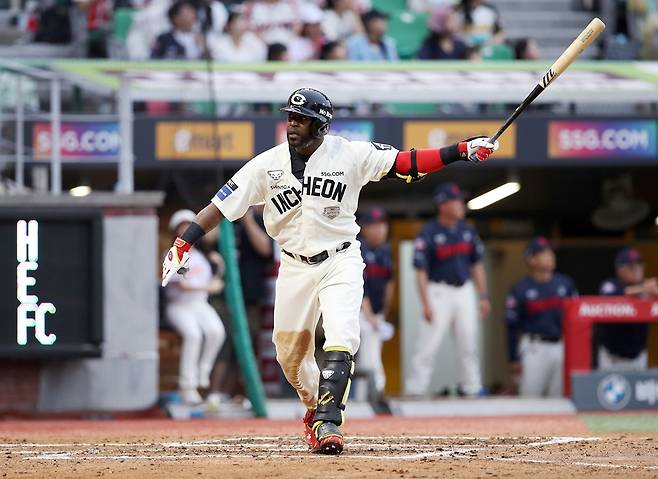 SSG 랜더스 외국인 타자 기예르모 에레디아가 15일 인천 SSG랜더스필드에서 열린 2025 신한 SOL Bank KBO리그 롯데 자이언츠와의 팀 간 11차전에서 6회말 결승 솔로 홈런을 기록, 팀 승리를 이끌었다. 사진 SSG 랜더스