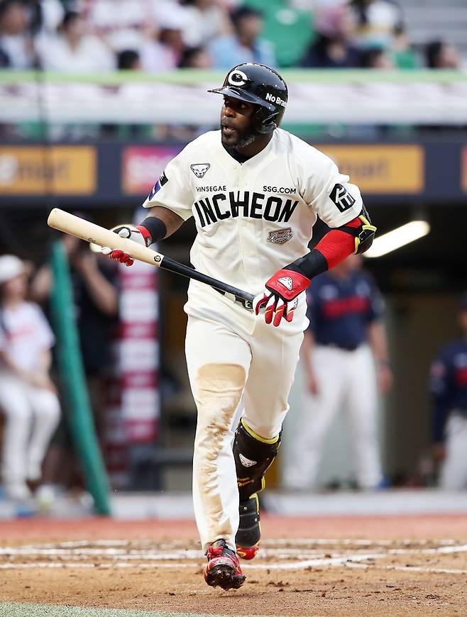 SSG 랜더스 외국인 타자 기예르모 에레디아가 15일 인천 SSG랜더스필드에서 열린 2025 신한 SOL Bank KBO리그 롯데 자이언츠와의 팀 간 11차전에서 6회말 결승 솔로 홈런을 기록, 팀 승리를 이끌었다. 사진 SSG 랜더스