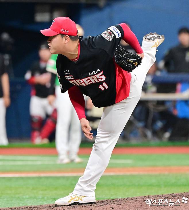 7일 오후 서울 구로구 고척스카이돔에서 열린 '2025 신한 SOL Bank KBO리그' KIA 타이거즈와 키움 히어로즈의 경기, 8회말 1사 KIA 조상우가 공을 힘차게 던지고 있다. 엑스포츠뉴스 DB