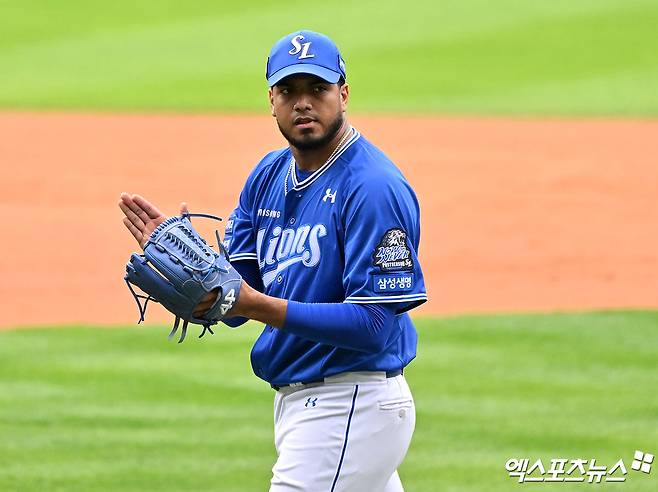 19일 오후 서울 송파구 잠실야구장에서 열린 '2024 신한 SOL Bank KBO 포스트시즌' 삼성 라이온즈와 LG 트윈스의 플레이오프 4차전 경기, 1회말 1사 1루 삼성 선발투수 레예스가 LG 오스틴을 병살타로 아웃시킨 후 박수를 치고 있다. 엑스포츠뉴스 DB
