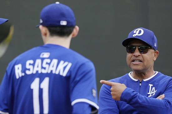 괴물 신인으로 평가받던 LA 다저스 사사키 로키가 8경기 1승 1패 평균자책점 4.72의 성적을 남기고 부상자 명단에 올랐다. 연합뉴스