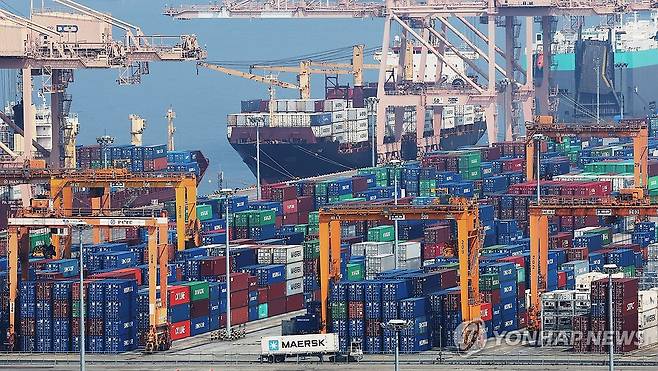 평택항에 쌓여 있는 컨테이너들 [연합뉴스 자료사진]