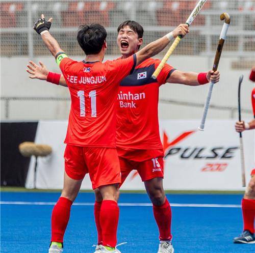 선제골을 넣고 기뻐하는 한국 이정준(11번)과 임도현 [대한하키협회 제공. 재판매 및 DB 금지]