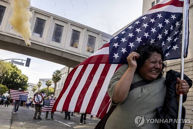 14일 미국 LA 시위 현장에서 경찰의 해산 명령과 비살상탄 사용에 시위대가 몸을 피하는 모습 [Stephen Lam/샌프란시스코 크로니클/AP=연합뉴스. 재판매 및 DB 금지]