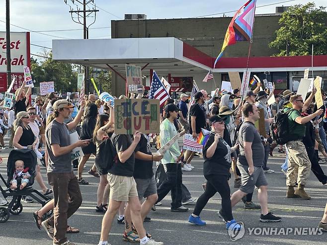 지난 14일 솔트레이크시티에서 열린 '노 킹스' 집회 [AP=연합뉴스. 재판매 및 DB 금지]