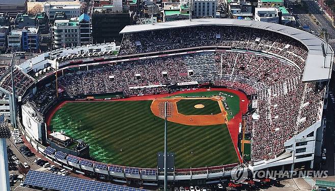 야구장 만원 관중 (수원=연합뉴스) 홍기원 기자 = 23일 경기도 수원케이티위즈파크에서 열린 2025 KBO리그 프로야구 한화 이글스와 kt wiz의 경기를 찾은 관중들이 경기를 관람하고 있다. 2025.3.23 xanadu@yna.co.kr