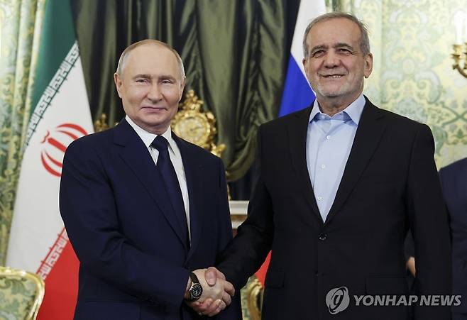 지난 1월 회동한 블라디미르 푸틴 러시아 대통령과 마수드 페제시키안 이란 대통령. [AP=연합뉴스]