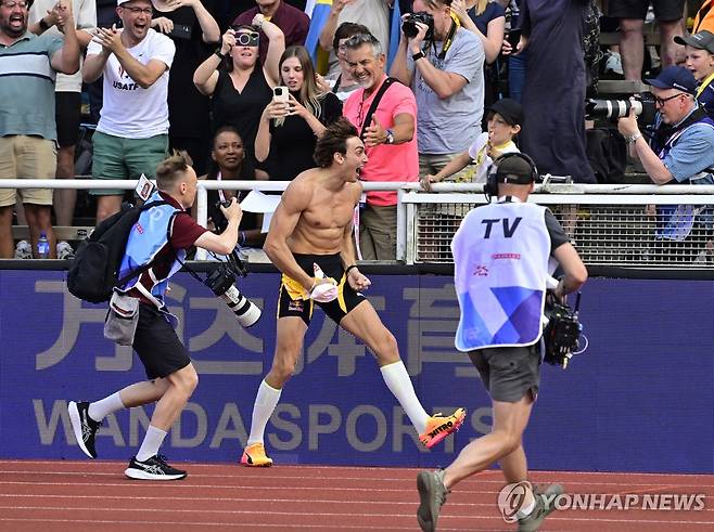 기뻐하는 듀플랜티스 (스톡홀름 EPA=연합뉴스) 듀플랜티스가 16일(한국시간) 스웨덴 스톡홀름에서 열린 2025 세계육상연맹 다이아몬드리그에서 6ｍ28의 세계 신기록을 세우고 우승한 뒤 기뻐하고 있다.