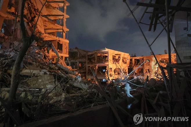 이란 폭격에 파괴된 텔아비브의 건물 [AFP 연합뉴스 자료사진, 재판매 및 DB 금지]