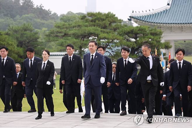 민주당 김병기 신임 원내대표, 현충원 참배 (서울=연합뉴스) 윤동진 기자 = 더불어민주당 김병기 대표 직무대행 겸 원내대표가 신임 원내지도부와 16일 서울 동작구 국립서울현충원 현충탑을 참배하기 위해 이동하고 있다. 2025.6.16 mon@yna.co.kr