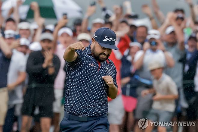 18번 홀 버디 퍼트 넣고 기뻐하는 스펀 [EPA=연합뉴스]