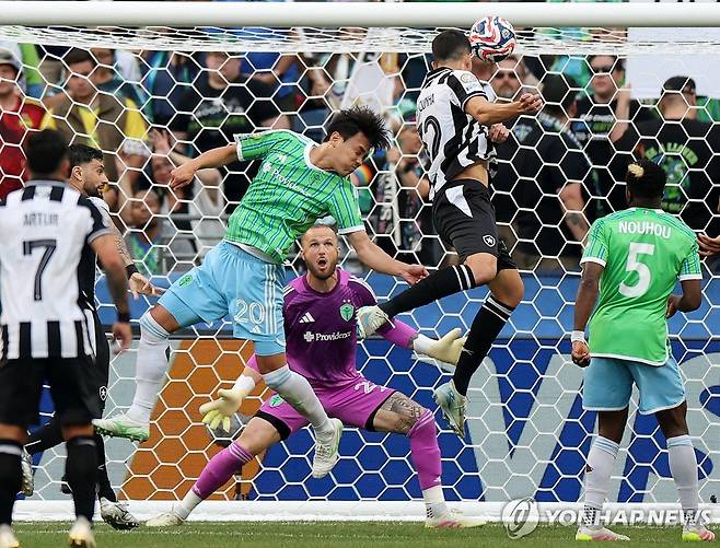 골대 앞에서 헤딩 경합에 나선 시애틀 사운더스의 김기희(왼쪽) [로이터=연합뉴스]