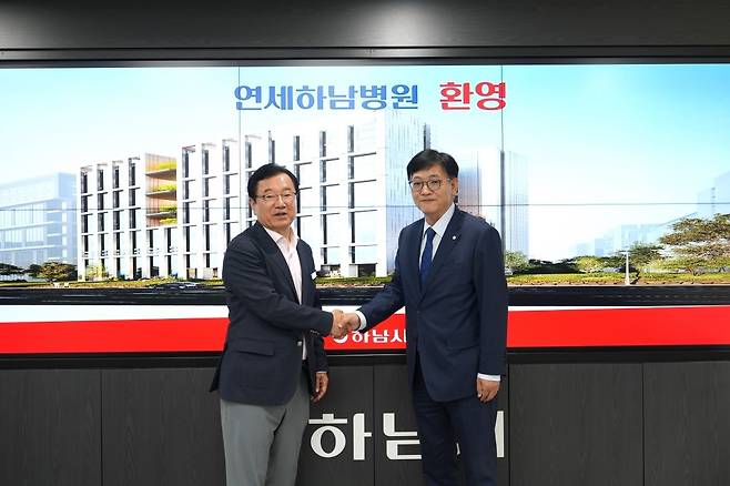 하남에 첫 종합병원 건립…건축허가 승인 (하남=연합뉴스) 이현재(왼쪽) 경기 하남시장이 16일 하남시청 시장실에서 진행된 가칭 '연세하남병원'측과의 면담 후 재단법인 천안공원 최영희 본부장과 악수하고 있다. [하남시 제공. 재판매 및 DB 금지]