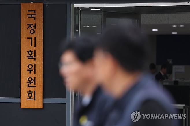 국정기획위원회 출범 (서울=연합뉴스) 김도훈 기자 = 이재명 정부의 정책 로드맵을 그려낼 국정기획위원회가 16일 출범했다.
    이재명 정부의 대통령직인수위원회 역할을 하는 국정기획위에서는 100대 국정과제를 정리하고 과제별로 추진 시점과 목표 등을 정해 '국정운영 5개년 계획'을 마련할 방침이다. 
    16일 서울 종로구 정부서울청사 창성동 별관 입구에 국정기획위원회가 현판이 걸려 있다. 2025.6.16 superdoo82@yna.co.kr