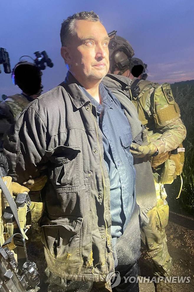 체포되는 주의원 부부 총격사건 용의자  (미니애폴리스 AFP=연합뉴스) 미국 미네소타 주의회 하원의원 부부를 총기로 살해하고 도주한 용의자 밴스 볼터가 15일(현지시간) 체포되는 현장. 2025.6.15 photo@yna.co.kr [RAMSEY COUNTY SHERIFF'S OFFICE 제공]