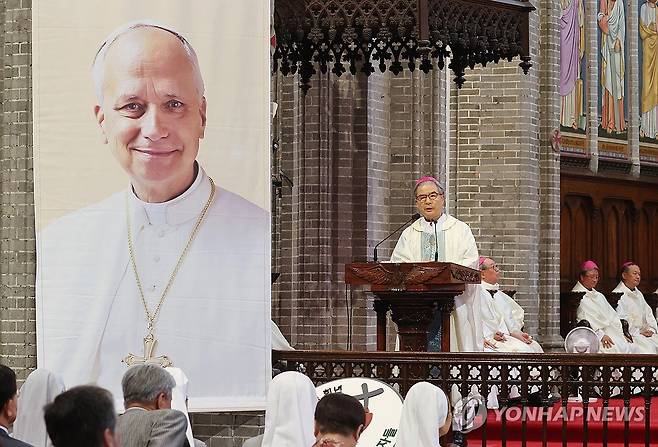 레오 14세 교황 선출 감사 미사 (서울=연합뉴스) 이재희 기자 = 이용훈 주교가 16일 서울 중구 명동성당에서 열린 레오 14세 교황 선출 감사 미사를 집전하고 있다. 2025.6.16 scape@yna.co.kr