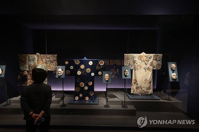 국립중앙박물관, 한일 국교 정상화 60주년 특별전 개최 (서울=연합뉴스) 류효림 기자 = 16일 서울 용산구 국립중앙박물관에서 열린 한일 국교 정상화 60주년 특별전 '일본미술, 네 가지 시선' 전 언론공개회에서 참석자들이 전시물을 살펴보고 있다. 2025.6.16 ryousanta@yna.co.kr