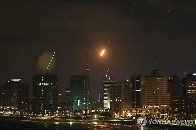 이스라엘 텔아비브에 발사된 이란 미사일 [EPA=연합뉴스]