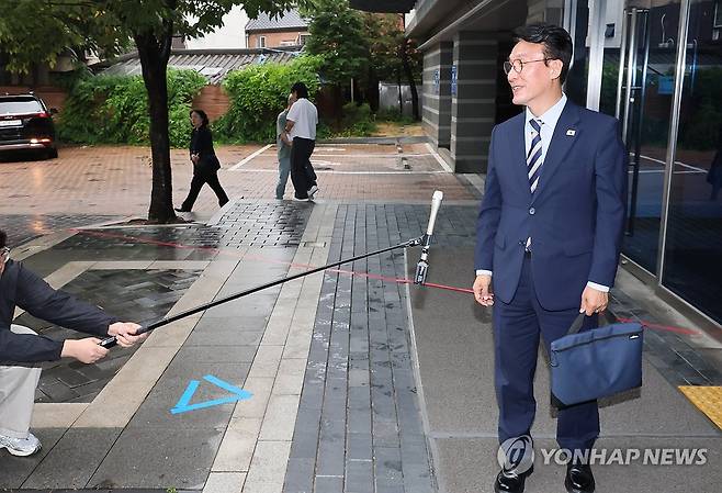 발언하는 김민석 국무총리 후보자 (서울=연합뉴스) 이정훈 기자 = 김민석 국무총리 후보자가 16일 서울 종로구 통의동 금융감독연수원에 마련된 청문회 준비단 사무실로 출근하며 취재진 질문에 발언하고 있다. 2025.6.16 uwg806@yna.co.kr