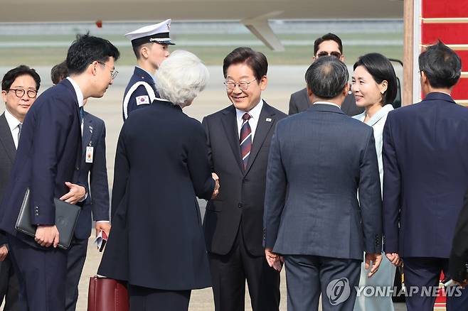 이재명 대통령, 주한캐나다대사와 인사 (성남=연합뉴스) 한상균 기자 = 주요 7개국(G7) 정상회의에 참석하는 이재명 대통령이 김혜경 여사와 16일 성남 서울공항 공군 1호기에 탑승하기 앞서 타마라 모휘니 주한캐나다대사와 인사하고 있다. 2025.6.16 xyz@yna.co.kr