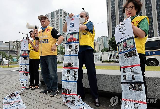 대북전단 살포 이유 설명하는 최성룡 대표 (서울=연합뉴스) 김인철 기자 = 최성룡 납북자가족모임 대표(왼쪽 두번째)가 16일 서울 종로구 정부서울청사 앞에서 기자회견을 열고 대북전단 살포 이유와 내용 등에 대해 설명하며 납북된 가족들의 생사 확인요청을 호소하고 있다. 2025.6.16 yatoya@yna.co.kr