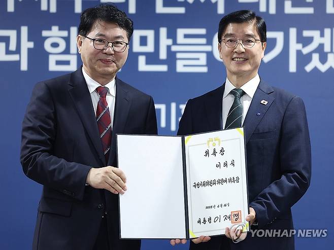 국정기획위 오늘 출범, 정치행정분과장에 이해식 의원 (서울=연합뉴스) 김도훈 기자 = 국정기획위원회 이한주 위원장(왼쪽)이 16일 서울 종로구 정부서울청사 창성동 별관에서 열린 출범식에서 정치행정분과장을 맡은 더불어민주당 이해식 의원에게 위촉장을 수여한 뒤 기념촬영을 하고 있다. 
    이재명 정부의 대통령직인수위원회 역할을 하는 국정기획위에서는 100대 국정과제를 정리하고 과제별로 추진 시점과 목표 등을 정해 '국정운영 5개년 계획'을 마련할 방침이다. 2025.6.16 superdoo82@yna.co.kr