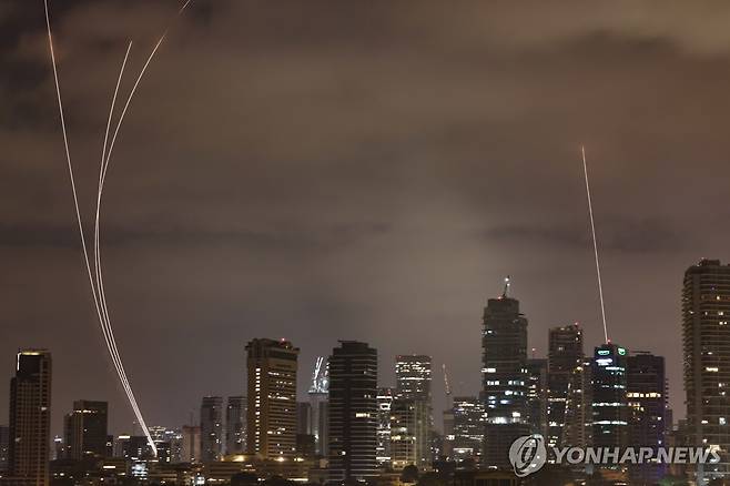 이란 미사일 요격하는 이스라엘 텔아비브 아이언돔 [EPA 연합뉴스. 재판매 및 DB 금지]