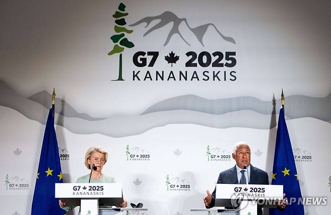 G7 정상회의 앞두고 기자회견 여는 EU 지도부  (캐내내스키스[캐나다] EPA=연합뉴스) 우르줄라 폰데어라이엔 EU 집행위원장(좌)과 안토니우 코스타 EU 정상회의 상임의장이 15일(현지시간) 캐나다 앨버타주 캐내내스키스에서 공동 기자회견을 열고 있다. 2025.6.16 photo@yna.co.kr [재판매 및 DB 금지]