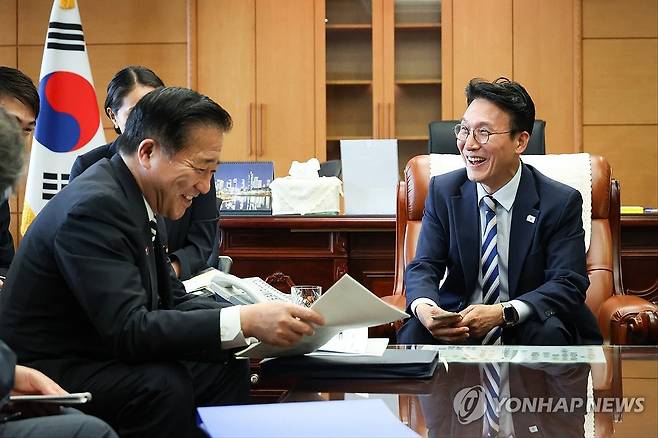 김민석 총리 후보자, 일본 총리 보좌관 접견 (서울=연합뉴스) 김민석 국무총리 후보자가 16일 서울 종로구 통의동 금융감독연수원에 마련된 청문회 준비단 사무실에서 나가시마 아키히사 일본 총리 국가안보 담당 보좌관을 접견하고 있다. 2025.6.16 [국무총리 후보자 인사청문준비단 제공. 재판매 및 DB금지] photo@yna.co.kr