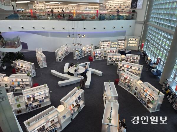 의정부미술도서관은 2020년 한국건축문화대상에서 한국문화공간상을 받았다. 사진은 의정부미술도서관 내부. 2025.6.14 /오수진기자 nuri@kyeongin.com