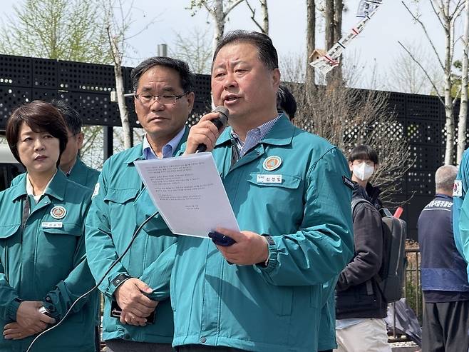 ▲ 김경일 파주시장이 지난 4월 23일 파주 임진각에서 기자회견을 열고 대북전단 살포 중단을 명령하고 있다. /인천일보DB