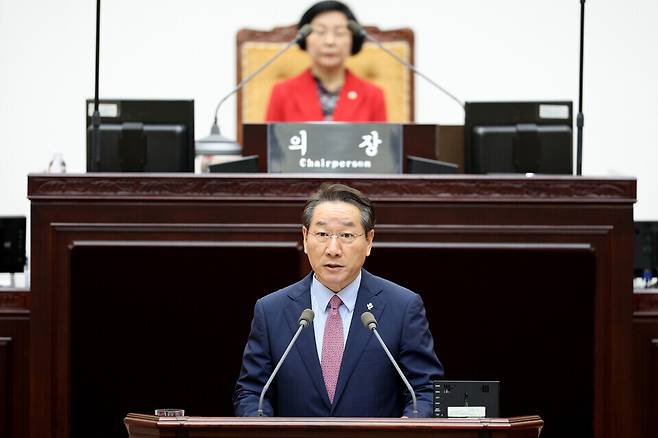 ▲ 유정복 인천시장이 17일 인천시의회에서 열린 제302회 정례회 3차 본회의에서 시정질의에 답하고 있다. /사진제공=인천시의회