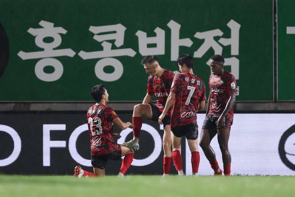 지난 15일 김포솔터축구장에서 열린 하나은행 K리그2 2025 16라운드 경남FC 전에서 3-0 완승을 거둔 김포FC가 라운드 베스트 팀에 선정됐다. 사진은 플라나의 쐐기골 때 세리머니를 하는 김포 선수들 모습. <한국프로축구연맹 제공>